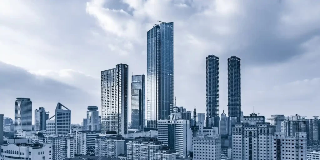 The Hong Kong skyline, with its towering skyscrapers, towers over the city. The city center, financial hub and commercial center, brings together wealth and intelligence from around the world. The city is one of Asia's busiest metropolises, with numerous high-rise buildings and large shopping centers.
