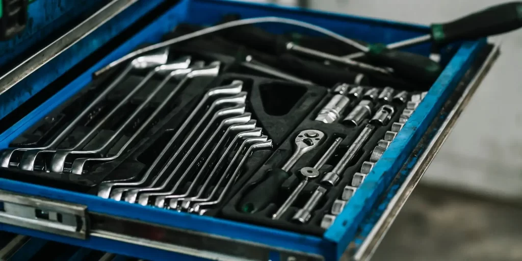The toolbox contained tools that seemed to be properly organized. Among them, a wrench and a screwdriver stood out. They lay quietly in the blue box as if waiting for their owners. Surrounding the toolbox are a number of kits, pliers and other tools. These items appear to be necessary to repair and maintain the equipment. It could have been the inner office of a repair station or factory, or a home tool room.