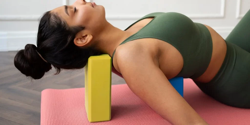 Yoga mat, comfortable and soft; body relaxation, free breathing; yoga posture, physical and mental balance. She lay on the yoga mat, stretching her arm and leg muscles, allowing her joints to be fully mobilized. She closed her eyes and felt her breath, feeling the ease and calmness of her body. In yoga, every movement is full of meaning and every breath is a source of happiness. Through the yoga poses, she was able to feel the tranquility and calmness of her mind, thus understanding the essence of life more deeply.