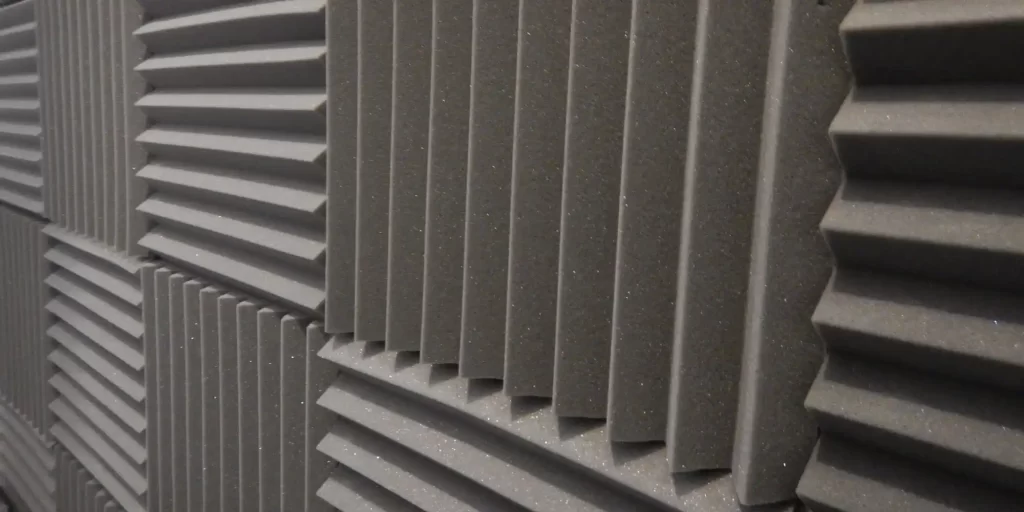 Black and gray noise suppression panels are sound barriers. They are placed in the room to bring peace and comfort. Their different color combinations create a unique look that makes the space more unique and mysterious. The presence of noise suppression panels not only protects people's hearing health, but also allows them to enjoy a better living environment.